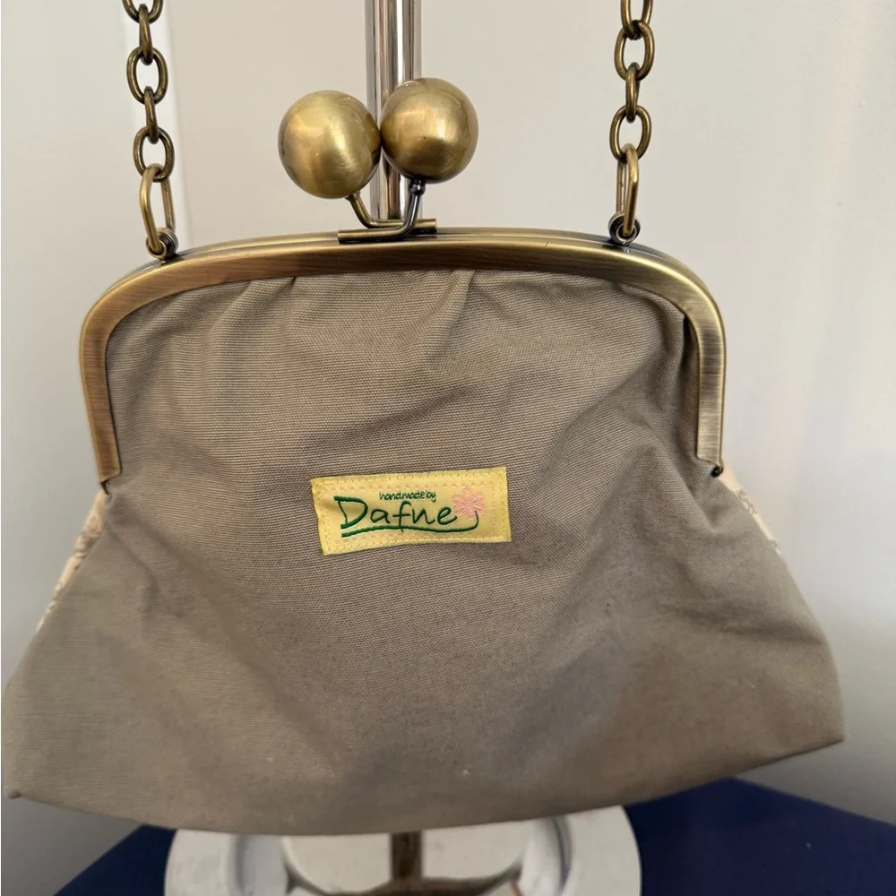 Dafne Kiss Lock Shoulder Bag, Metal Chain Ivory/Green Flower, Vintage Inspired